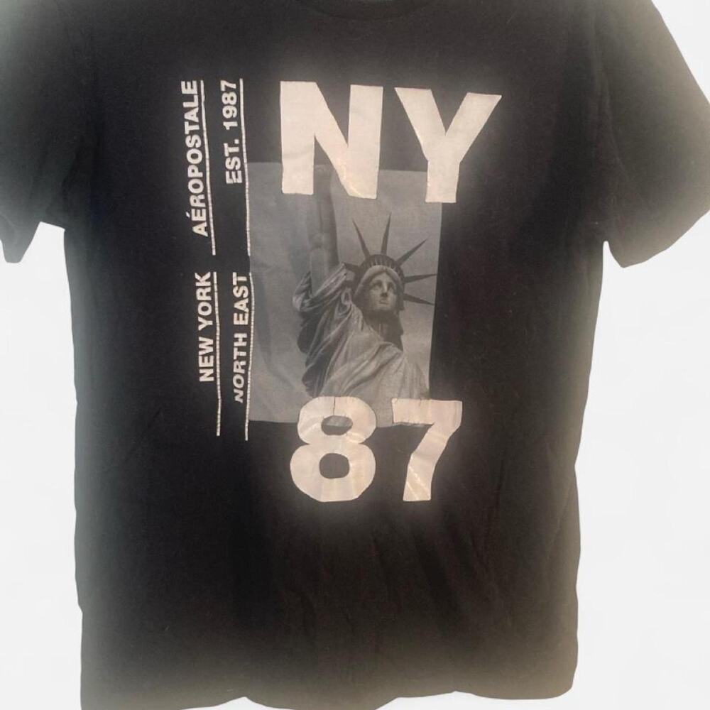 Black aeropostale tee with white